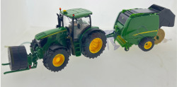 John Deere 6175R tractor met balenpers